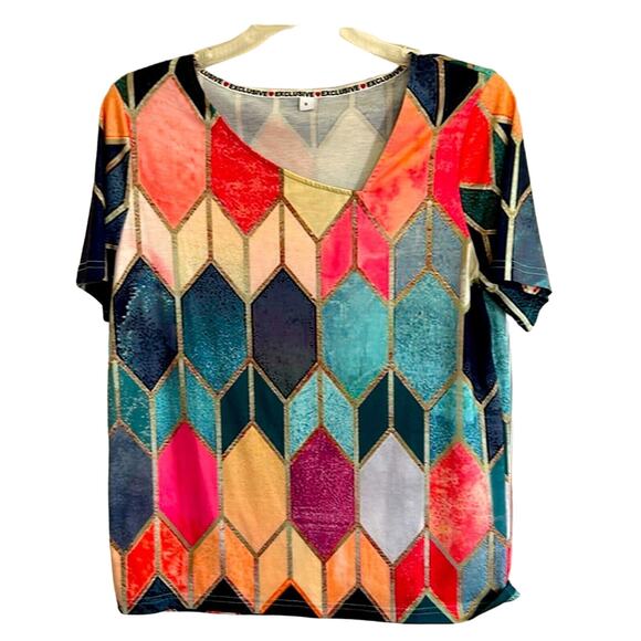Exclusive size, small geometric design, short sleeve top lightweight - Picture 1 of 6